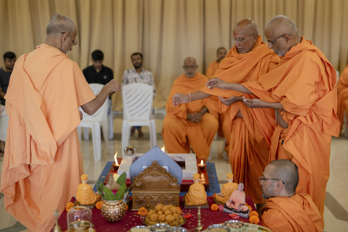 Nikhilesh Swami, Yagneshwar Swami and Priyavrat Swami perform the yagna rituals