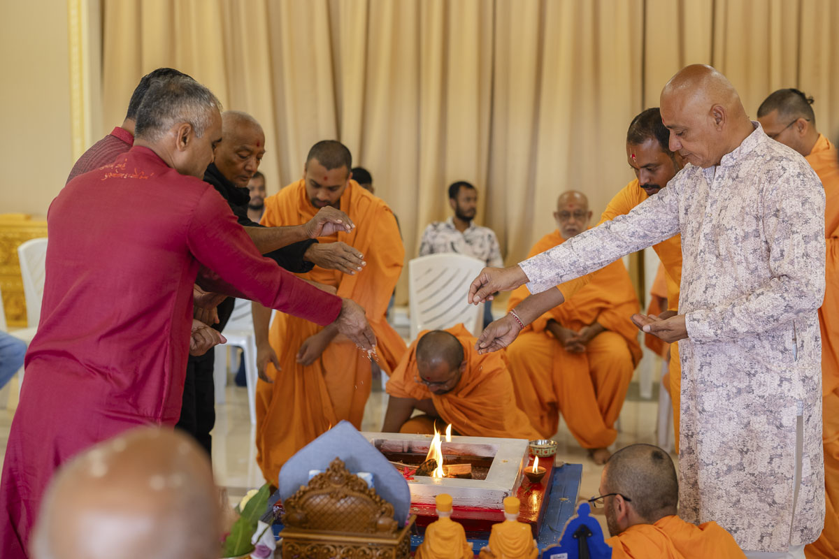 Devotees perform the yagna rituals