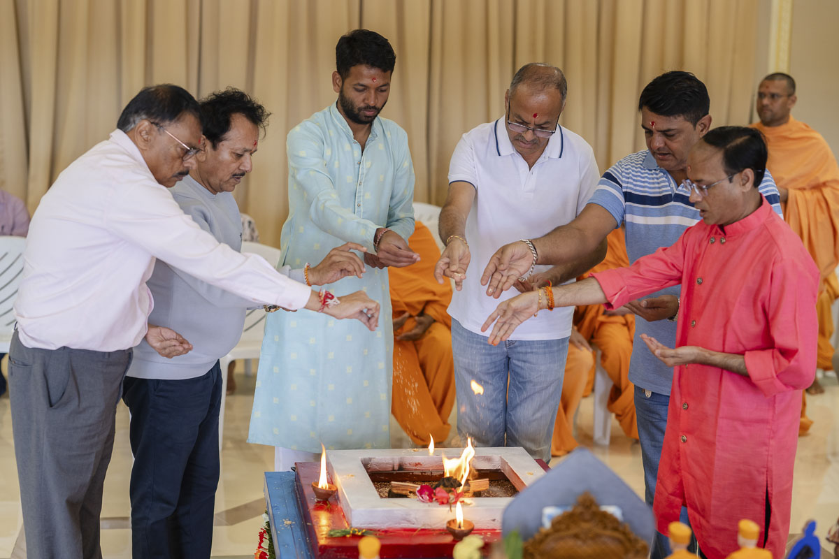 Devotees perform the yagna rituals
