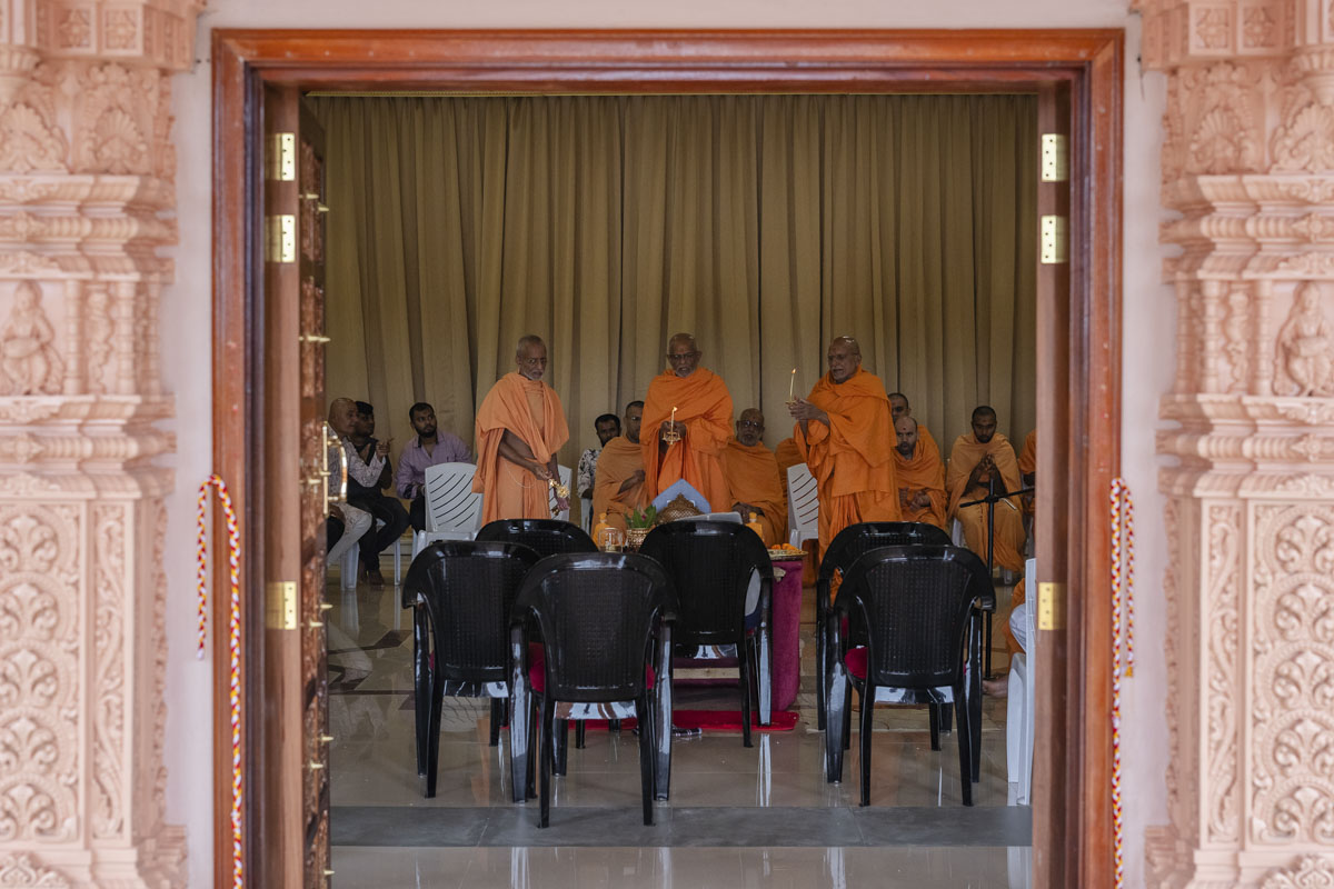 Nikhilesh Swami, Yagneshwar Swami and Priyavrat Swami perform the yagna arti