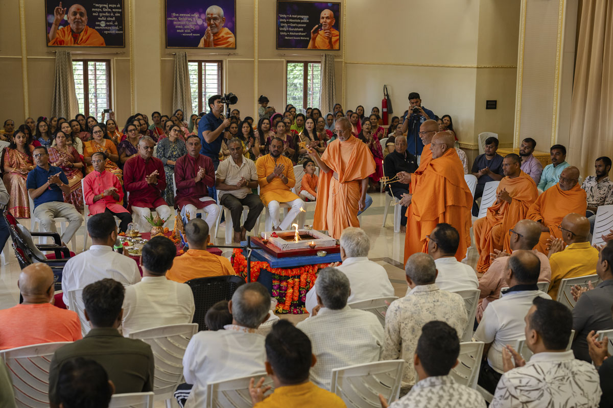 Devotees doing darshan of the arti
