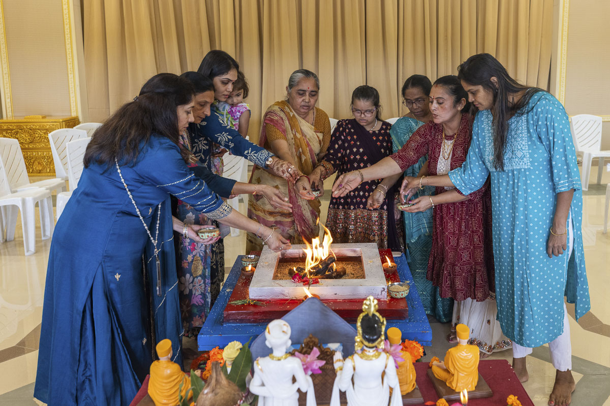 Devotees perform the yagna rituals