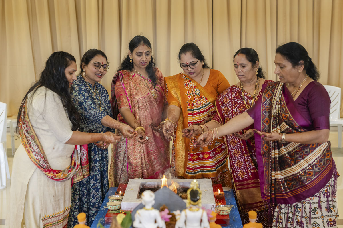 Devotees perform the yagna rituals