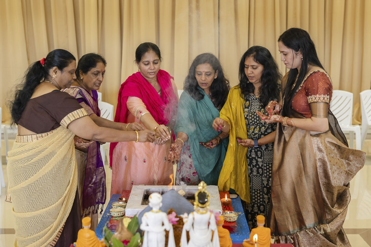 Devotees perform the yagna rituals