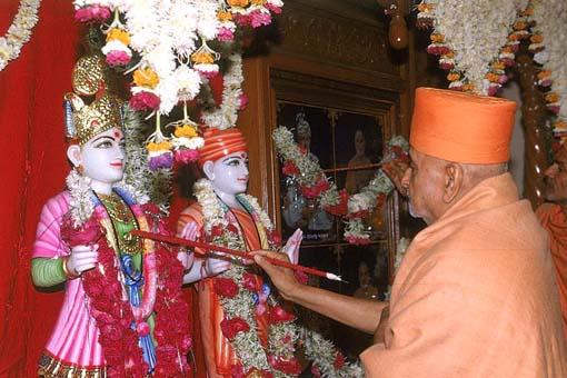 Performing Murti pratishtha of Akshar Purushottam Maharaj at the new Swaminarayan Mandir