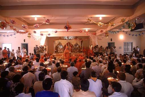 Performing arti after the Murti pratishtha ceremony