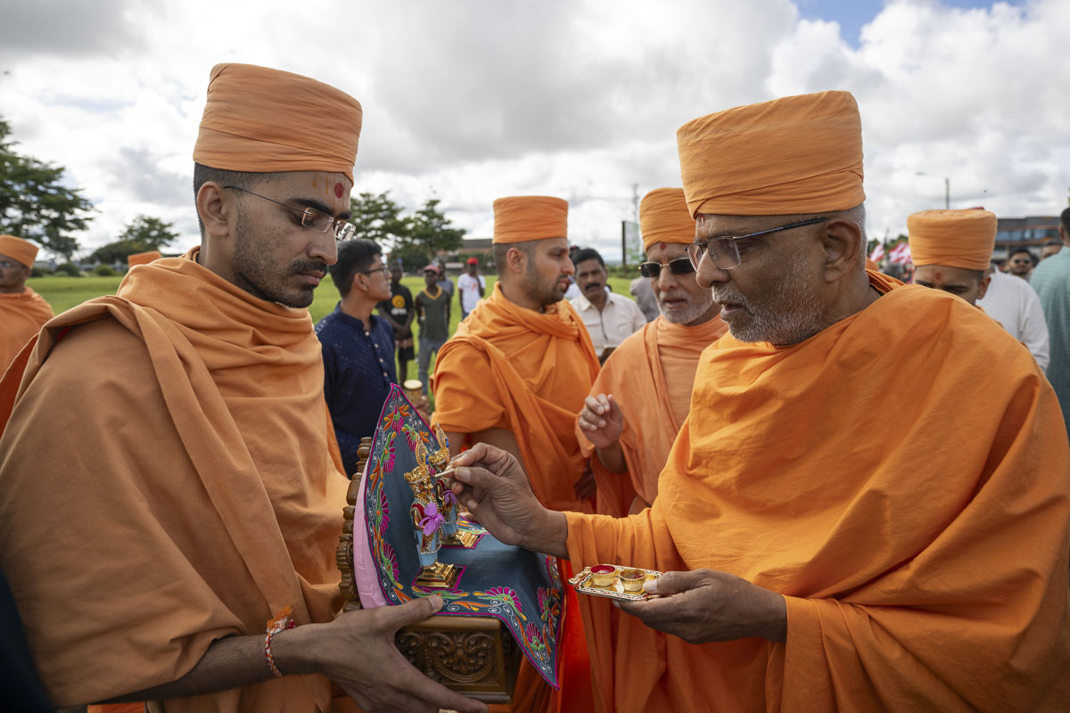 Nikhilesh Swami Swami performs pujan of Thakorji