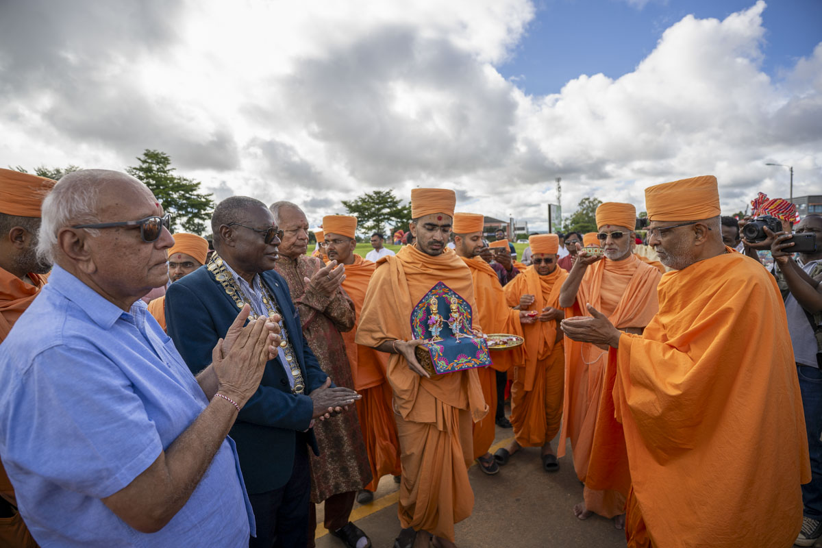 Swamis perform the pujan rituals