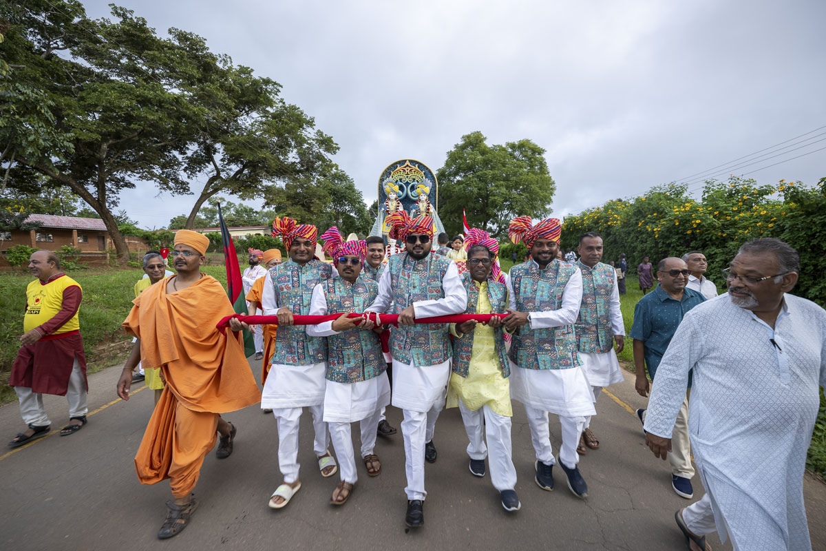 Devotees pull the rath of Bhagwan Swaminarayan and Aksharbrahma Gunatitanand Swami