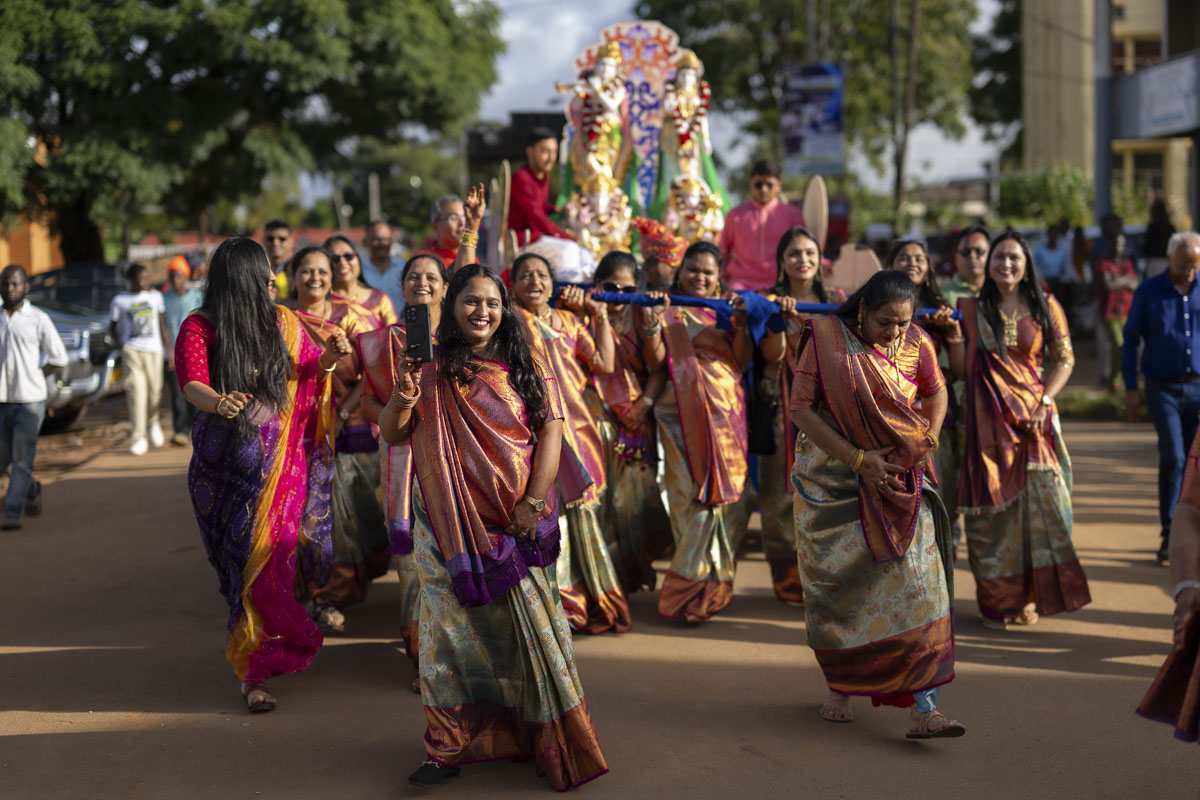 Devotees pull the rath of Bhagwan Shri Krishna and Shri Radhaji