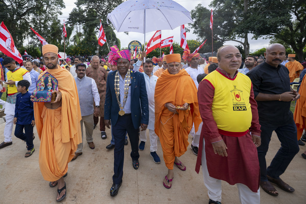 Dignitaries, swamis and devotees during the nagara yatra