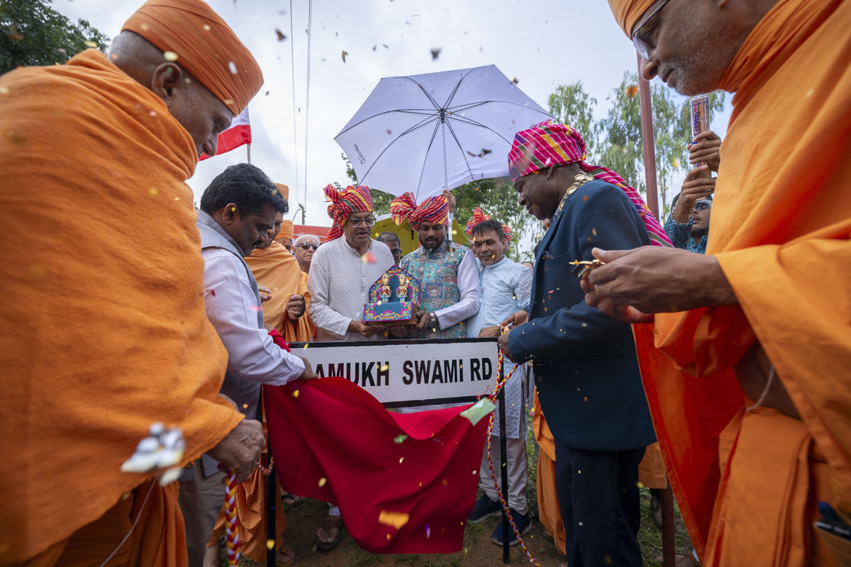 Dignitaries unveil a plaque of Pramukh Swami Road, Mzuzu