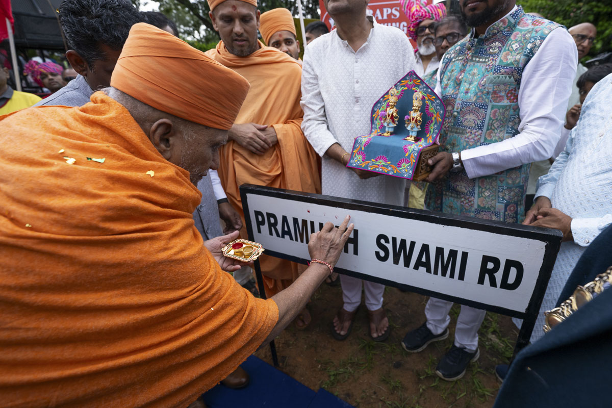 Yagneshwar Swami performs pujan of a plaque