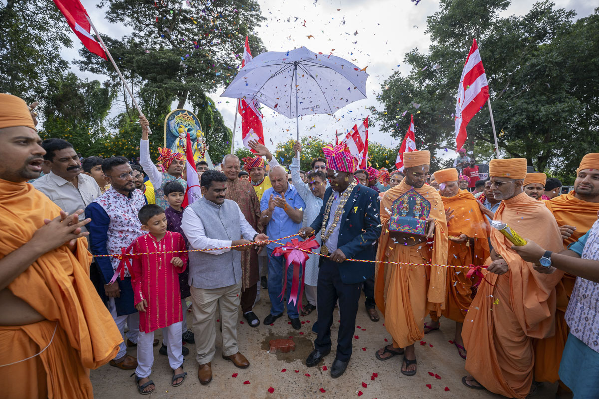 Dignitaries untie the nadachhadi to inaugurate Pramukh Swami Road