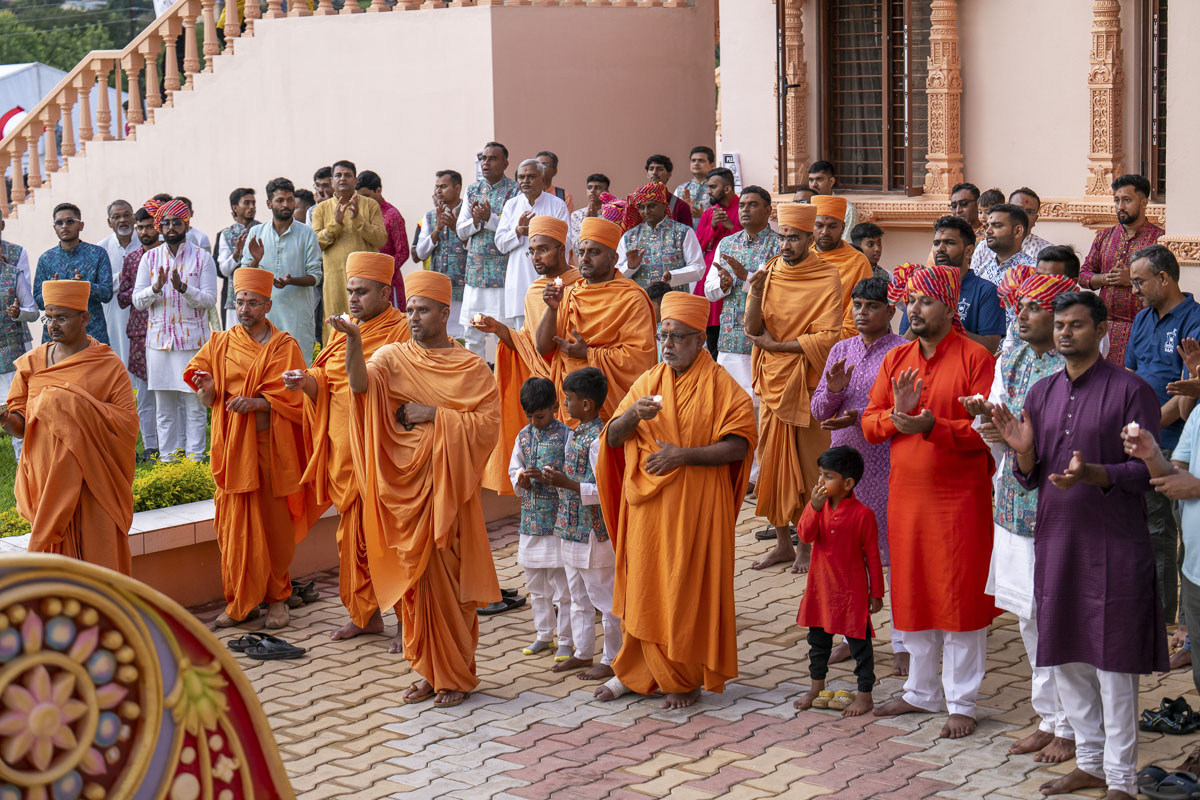 Swamis perform the arti