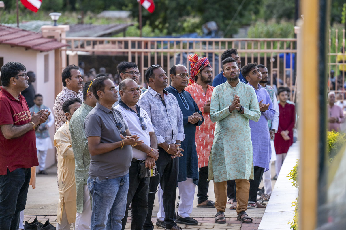 Devotees doing darshan of the arti