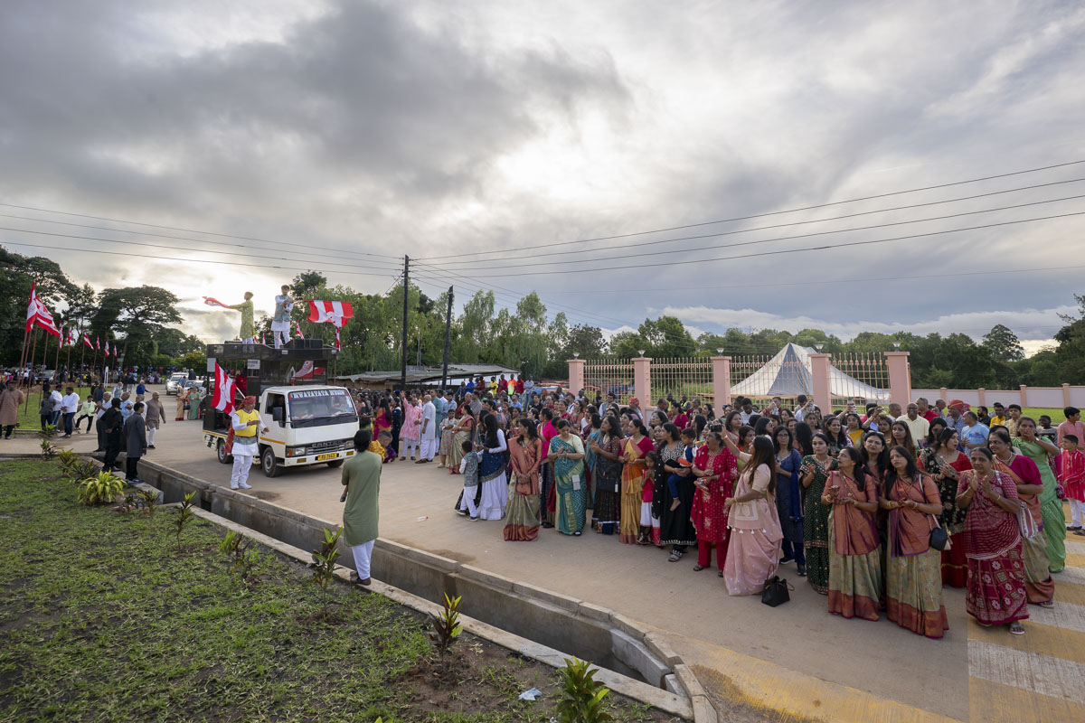 Devotees doing darshan of the arti