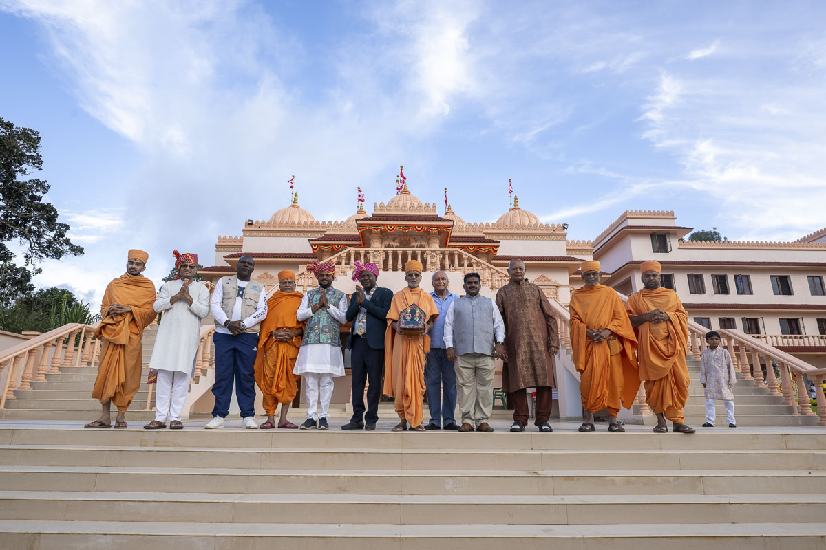Dignitaries and swamis on the mandir stairs