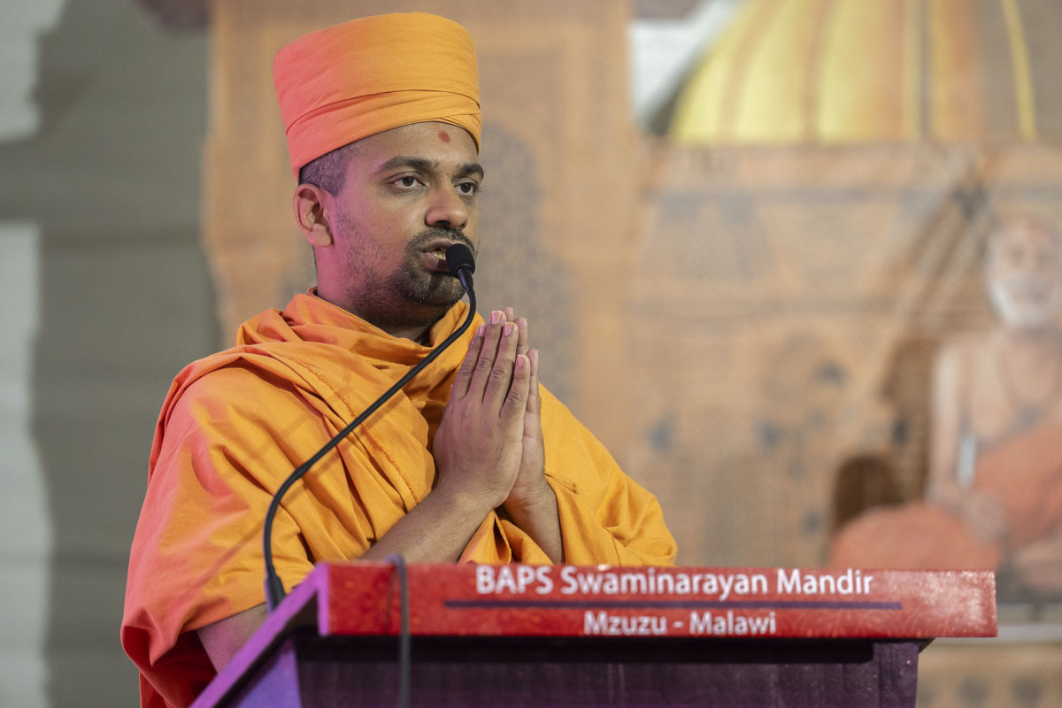 A swami addresses the Kirtan Aradhana assembly
