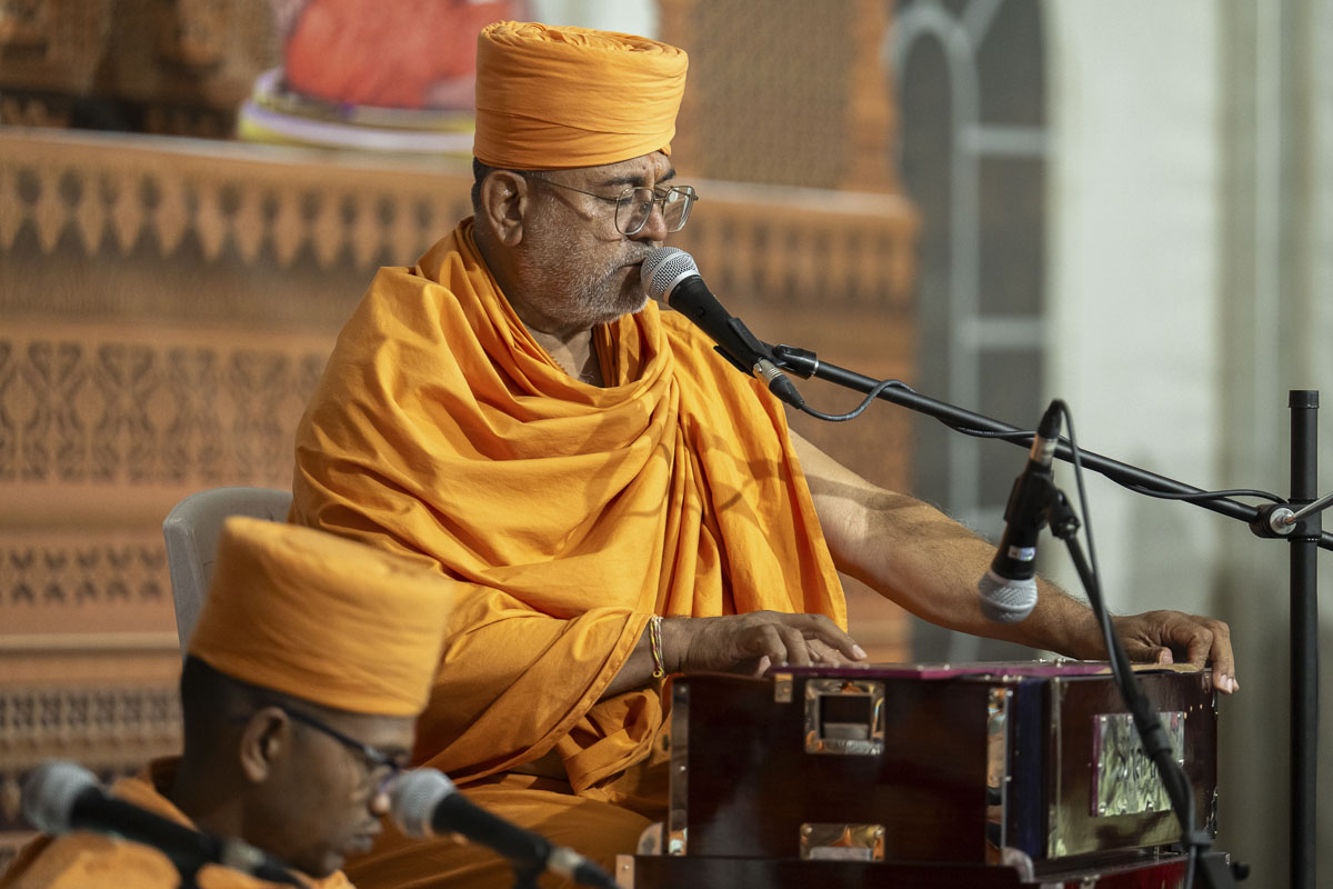 Premvadan Swami sings a kirtan in the Kirtan Aradhana assembly
