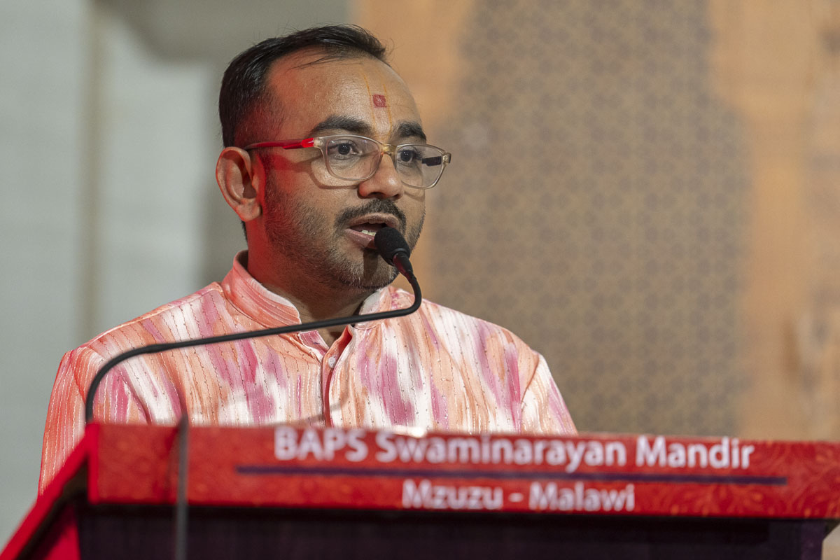 A devotee addresses the assembly