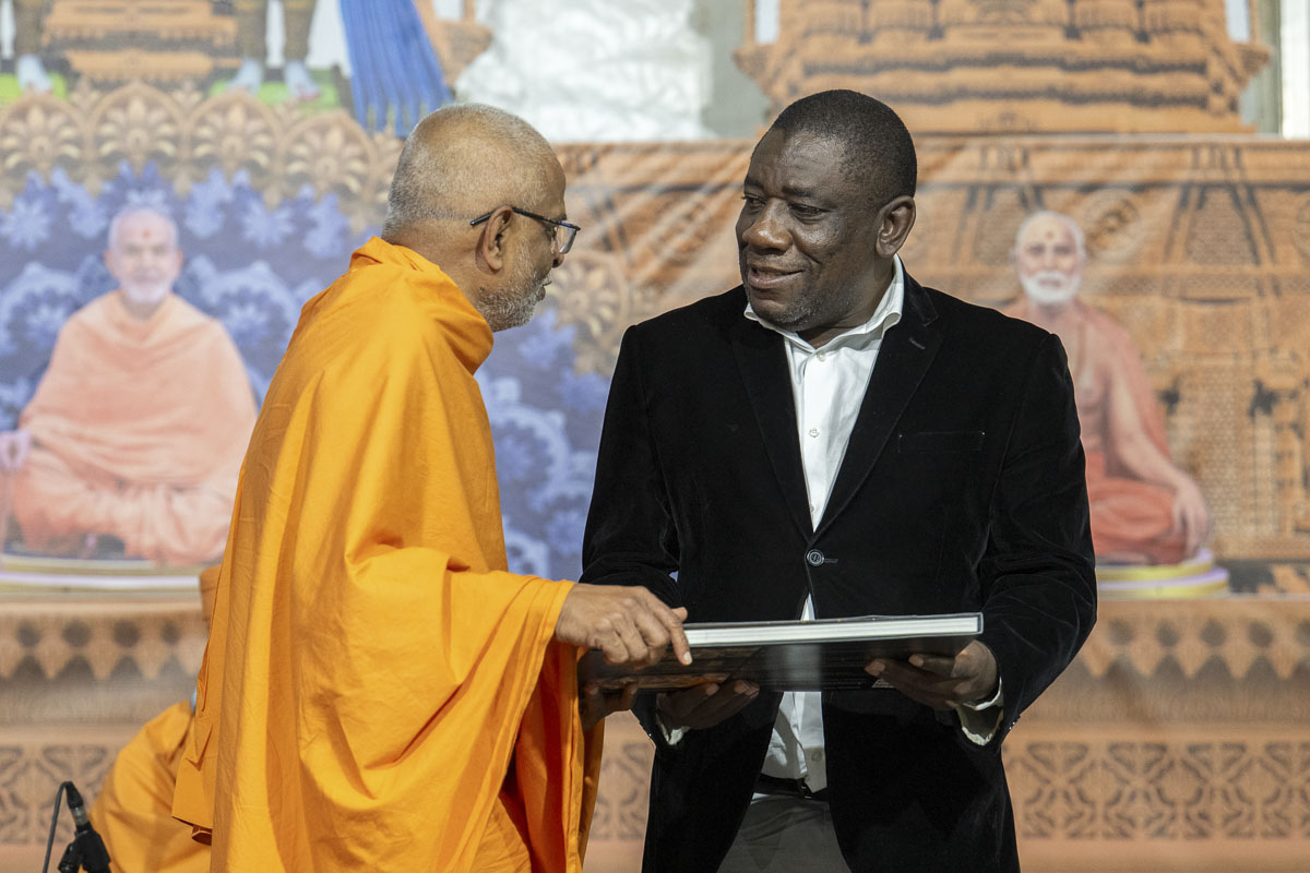 Nikhilesh Swami presents a memento to Richard Luhanga, Police Commissioner for the Northern Region