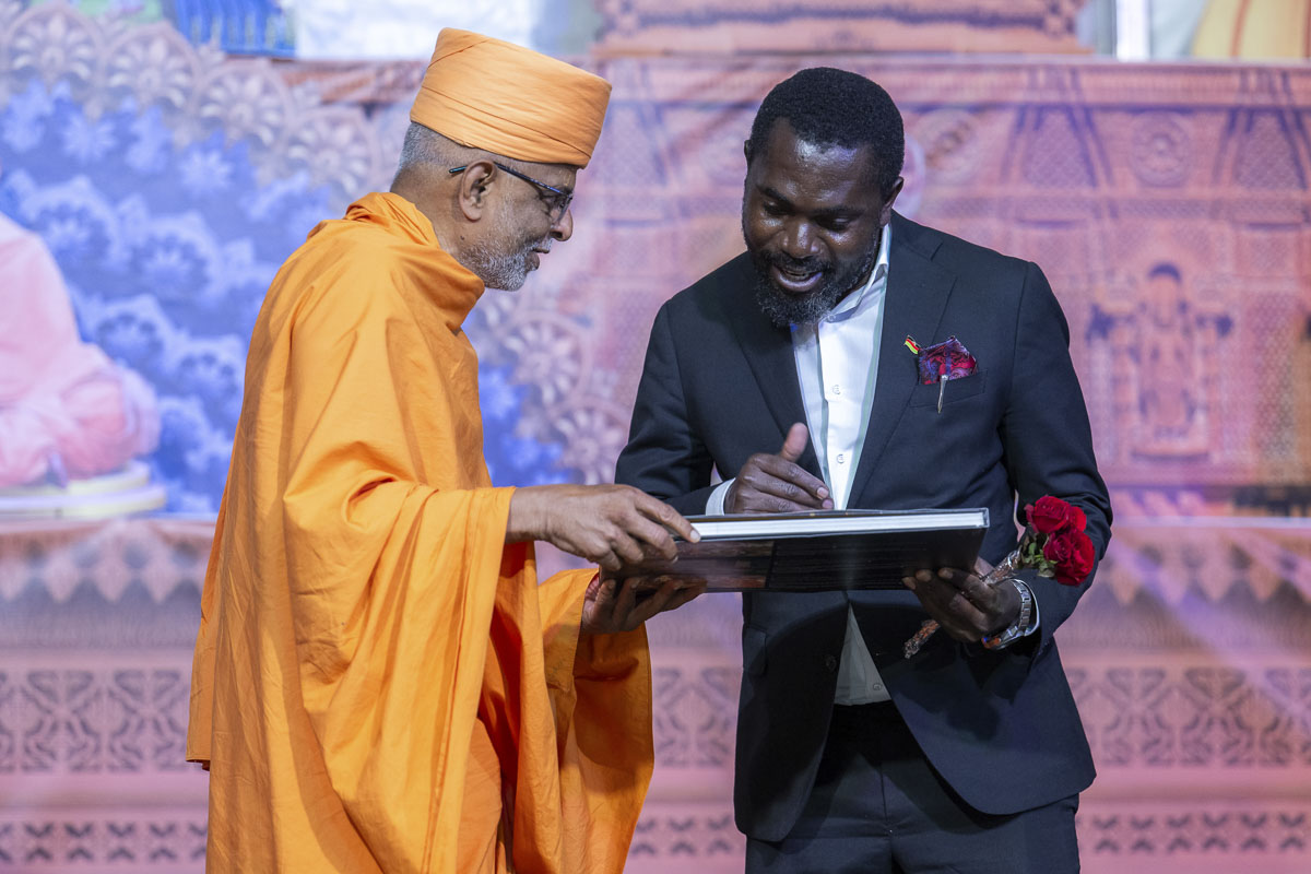 Nikhilesh Swami presents a memento to Gomezgani Nyasulu, Chief Executive Officer, Mzuzu City 