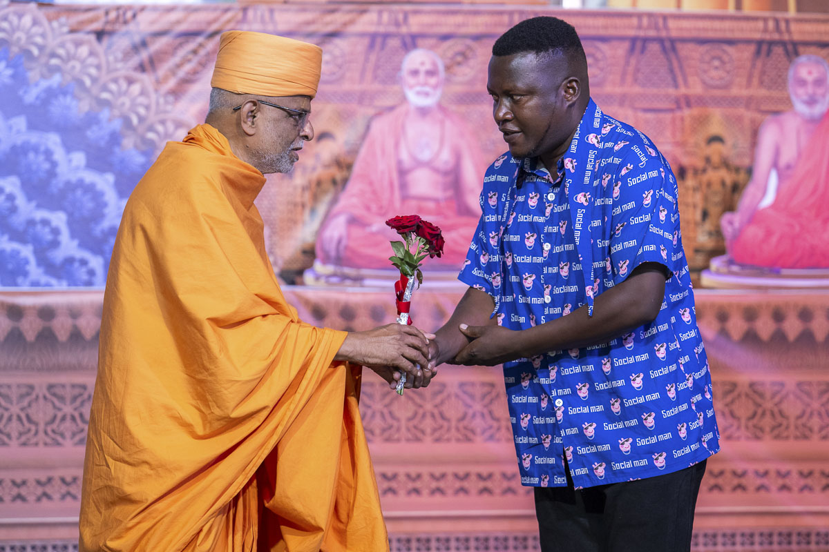 Nikhilesh Swami honors Mr. Mvula, Ward Councillor, with a bouquet