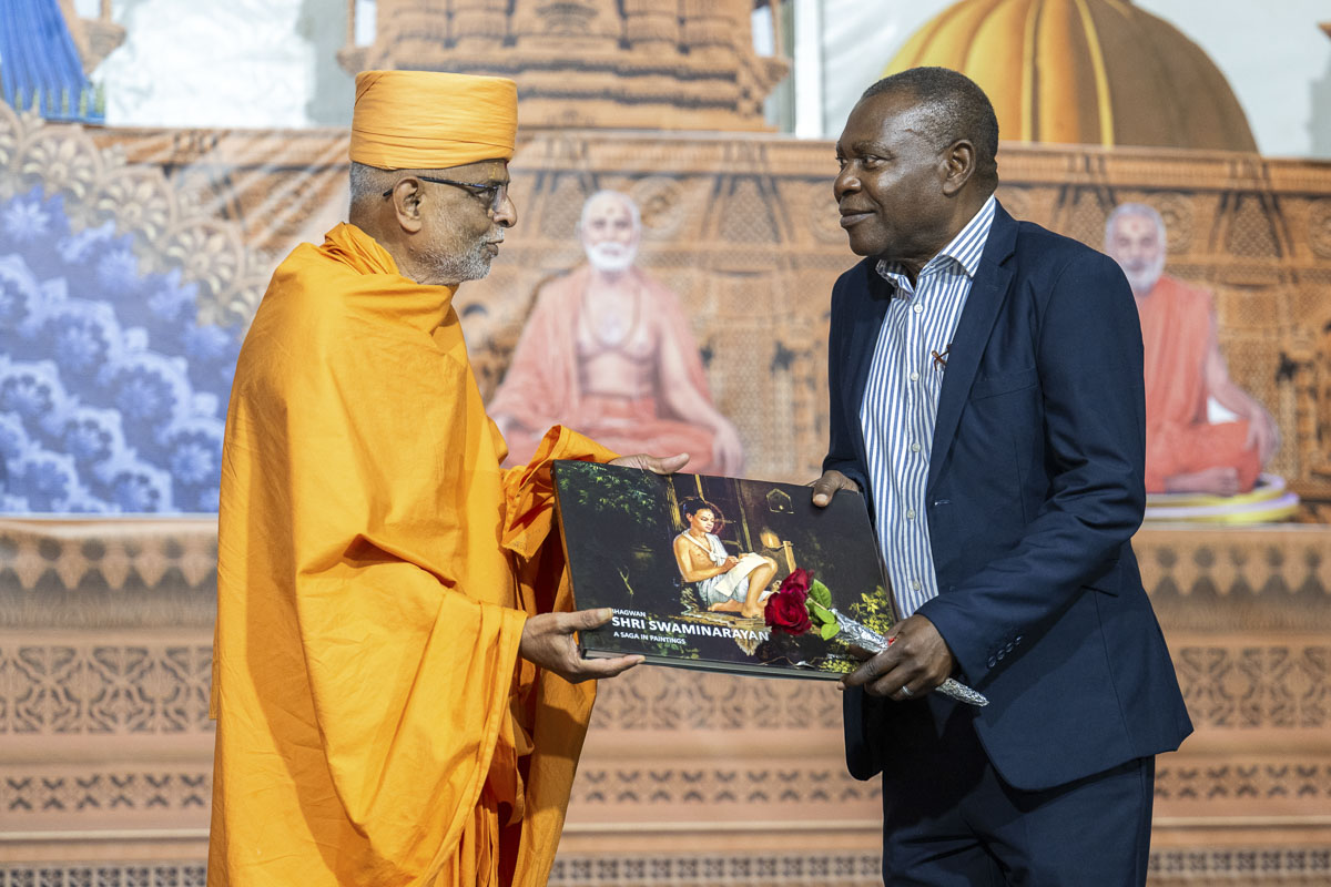 Nikhilesh Swami presents a memento to Brian Kondwani Nyasulu, Mayor of Mzuzu City