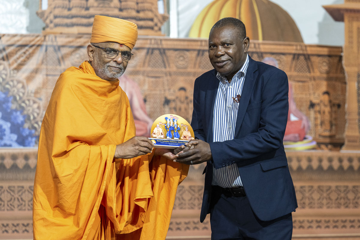 Nikhilesh Swami presents a memento to Brian Kondwani Nyasulu, Mayor of Mzuzu City