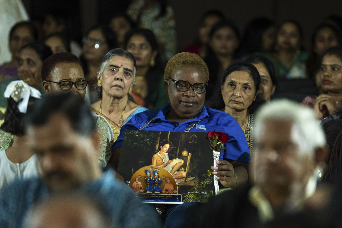Dignitaries honored with bouquet and memento