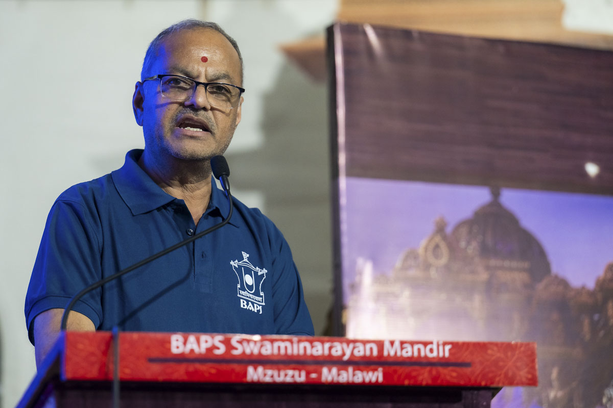 A devotee addresses the assembly