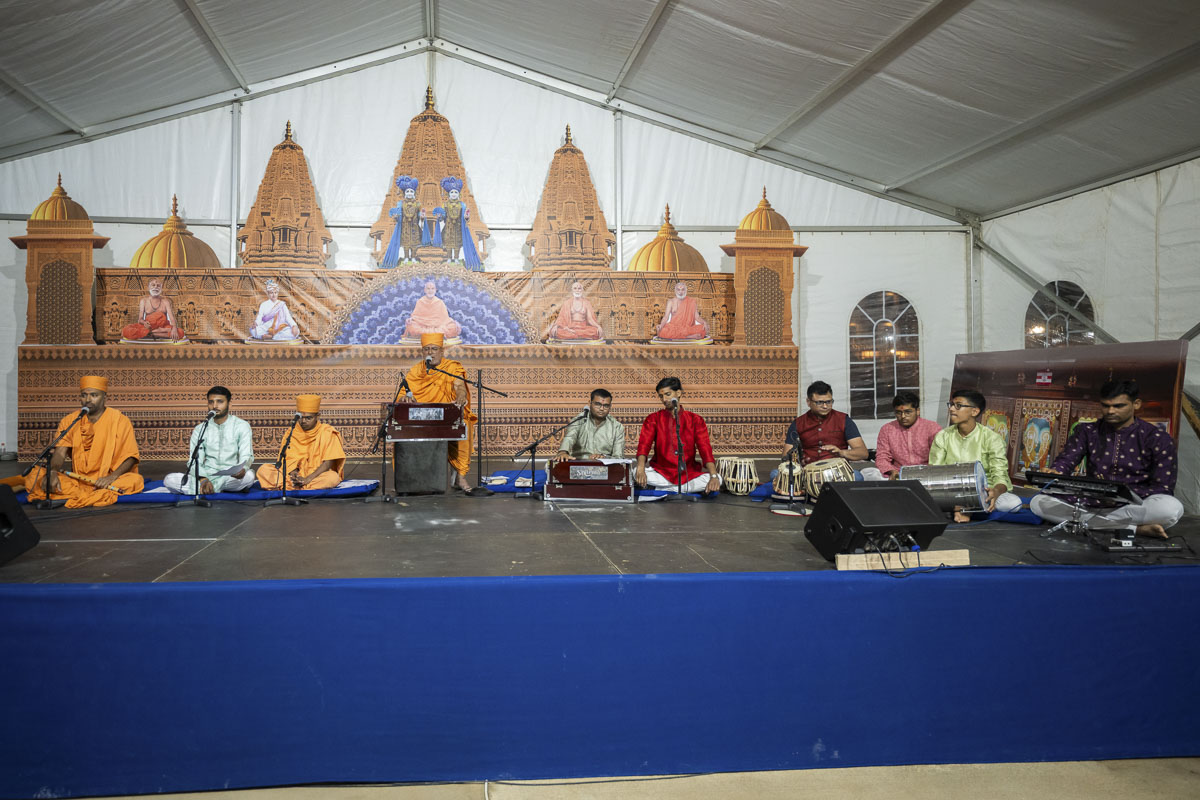 Swamis and youths sing kirtans in the Kirtan Aradhana assembly