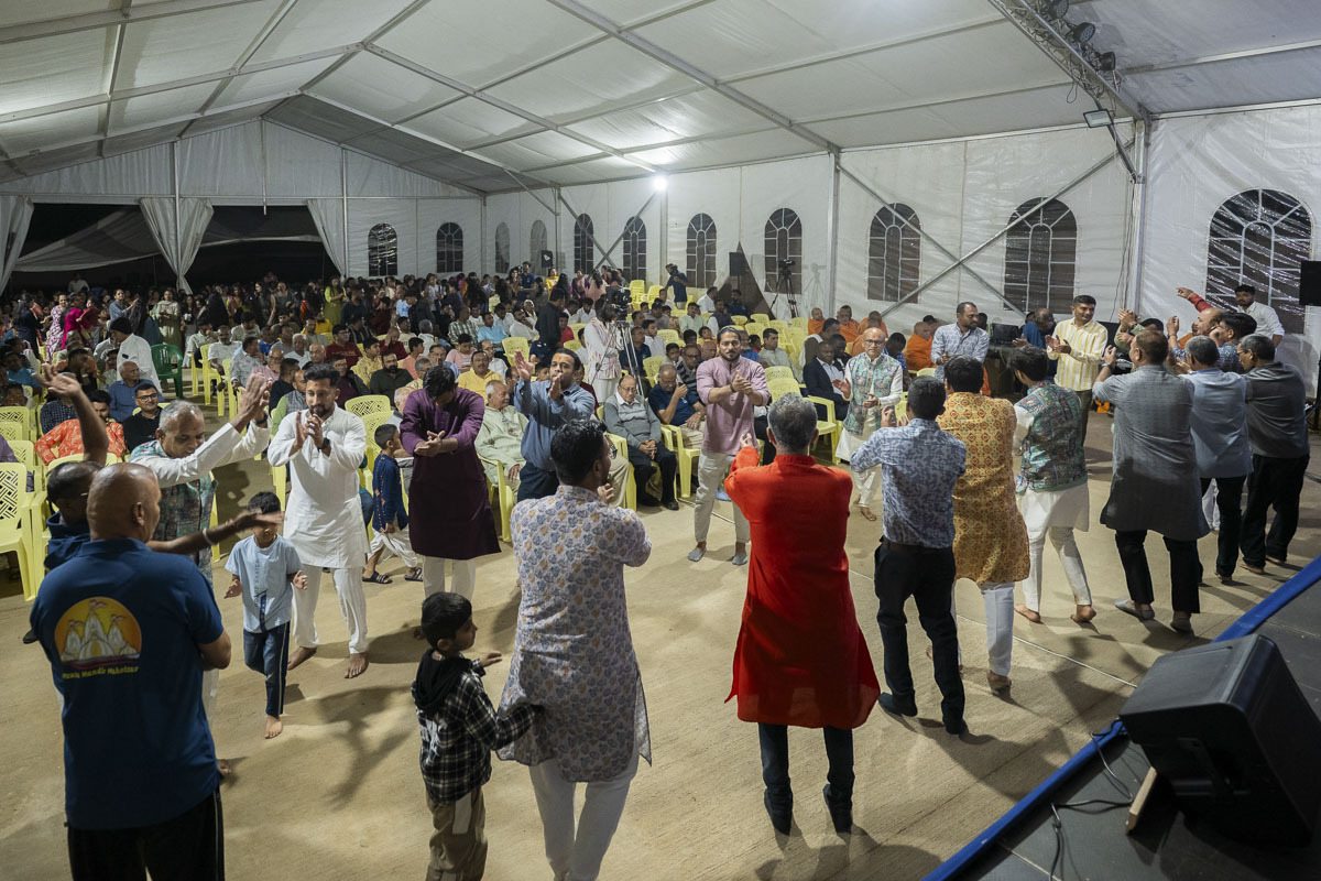 Devotees rejoice during the assembly
