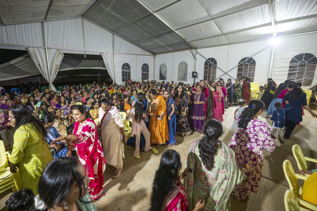 Devotees rejoice during the assembly