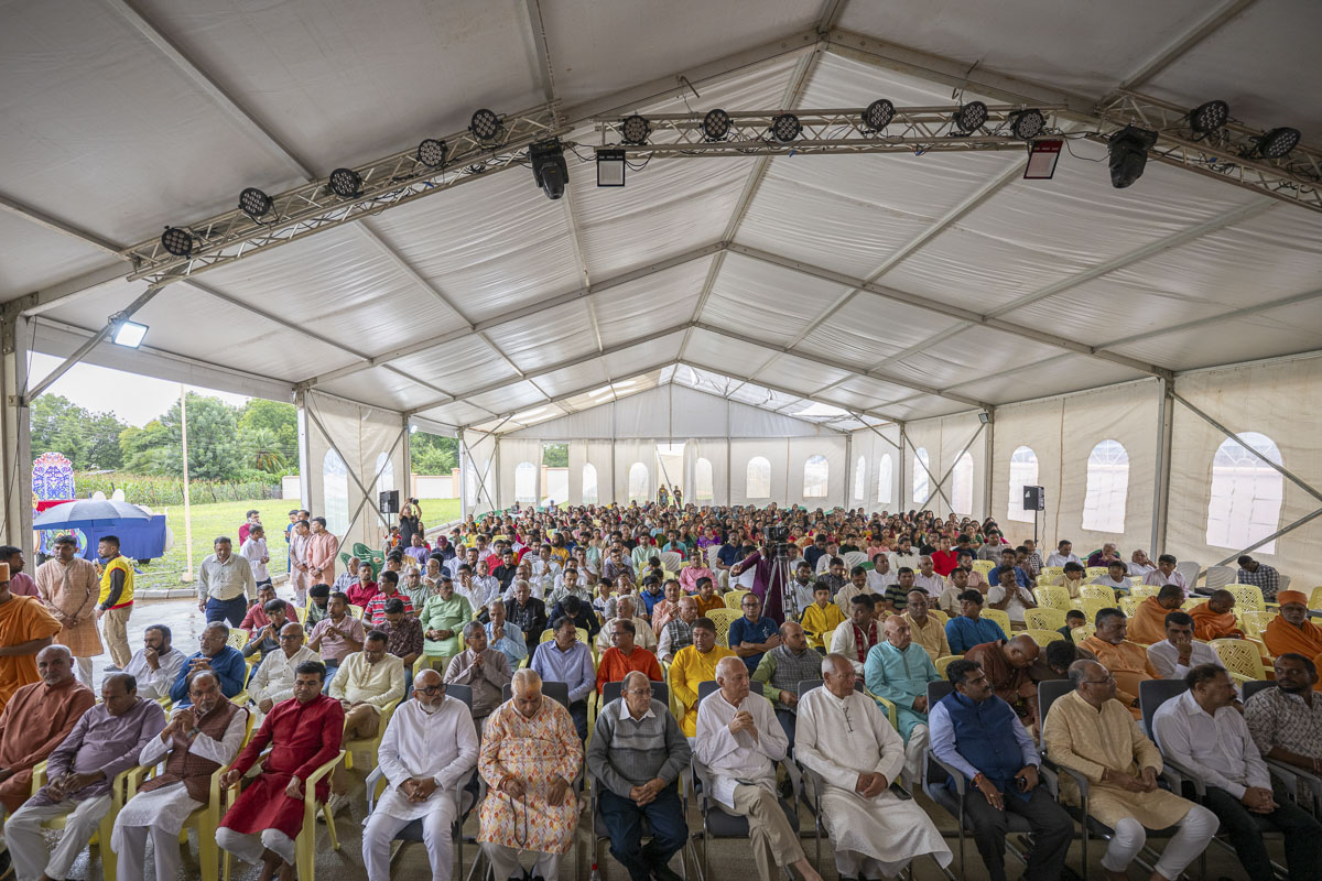 Devotees during the assembly