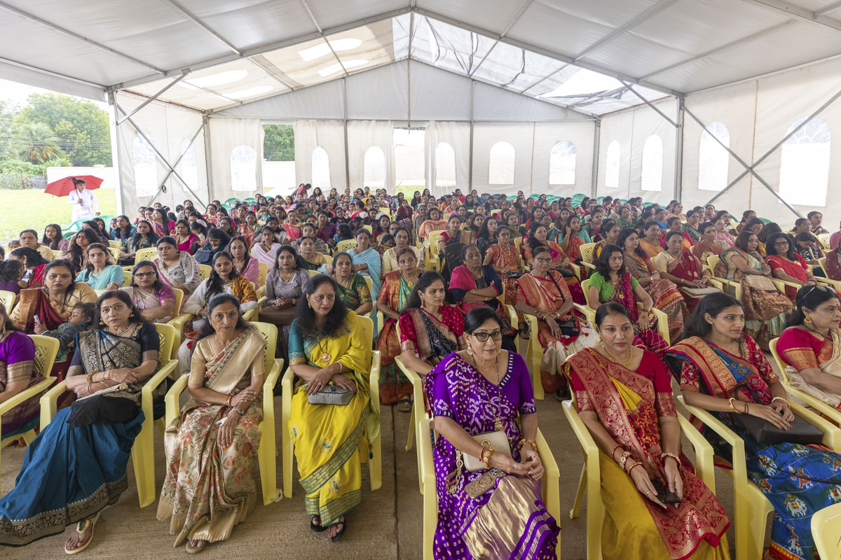 Devotees during the assembly