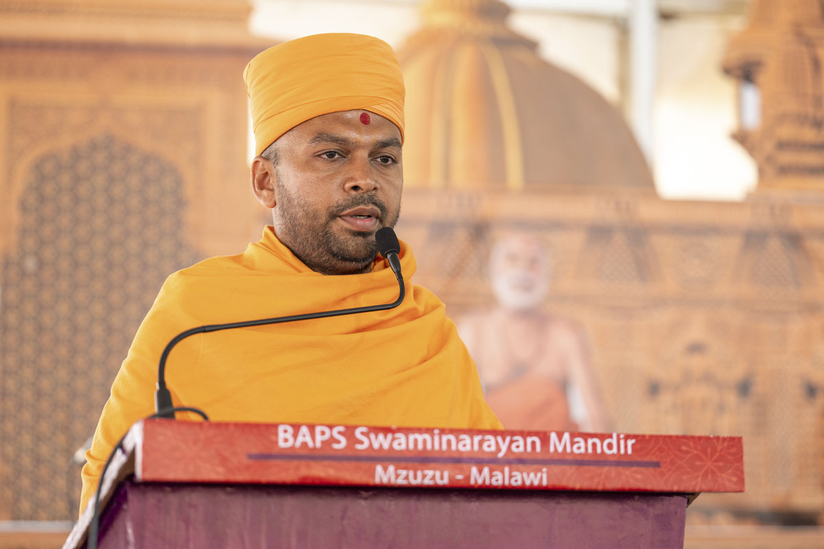 A swami addresses the assembly