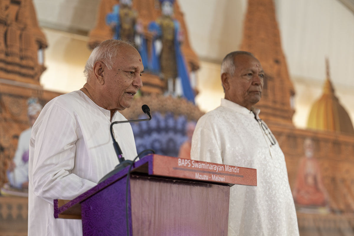 Shri J B Kotecha, Vice Chairman, Hindu Seva Samaj, addresses the assembly