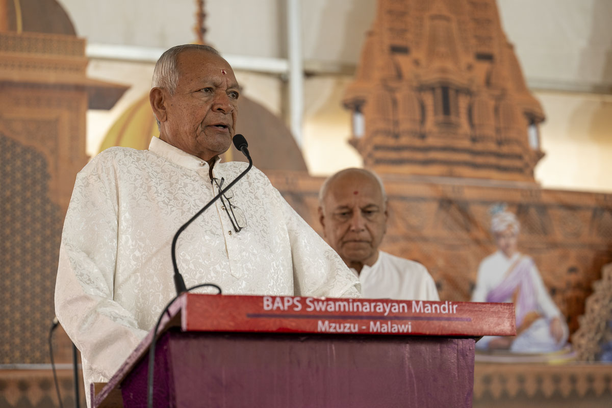Shri Pramodbhai Kalaria, Chairman, Hindu Seva Samaj, addresses the assembly
