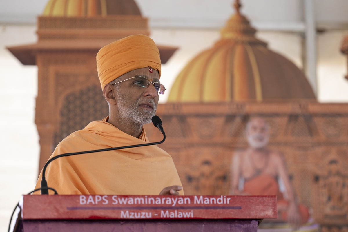 Priyavrat Swami addresses the assembly