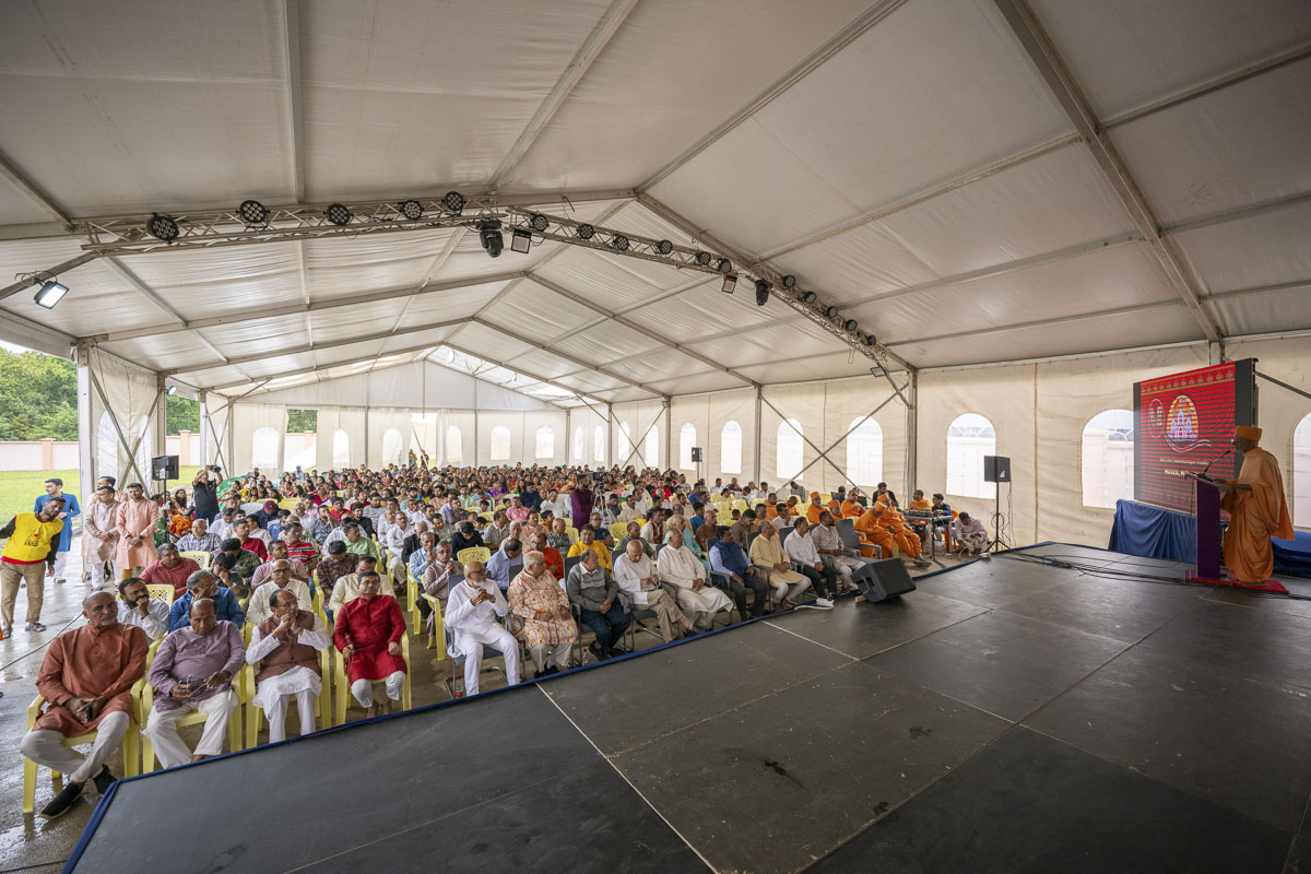 Devotees during the assembly
