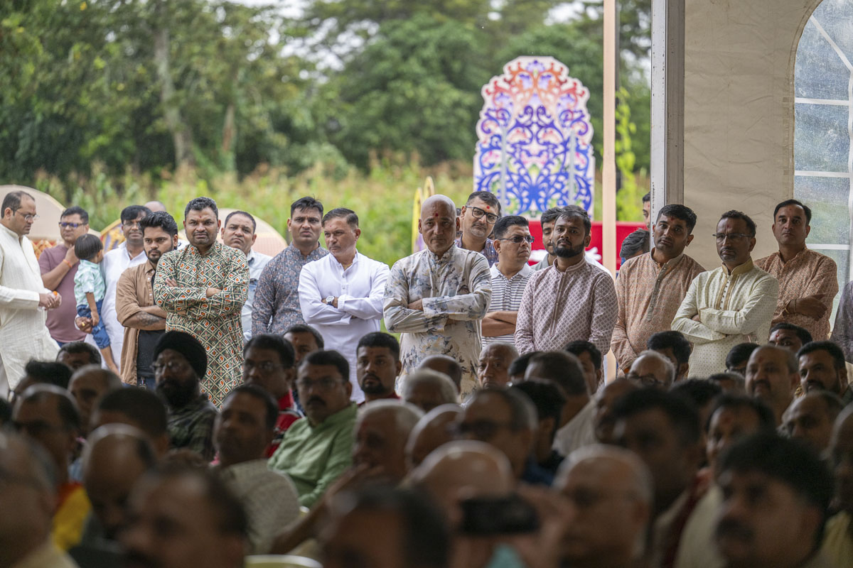 Devotees during the assembly