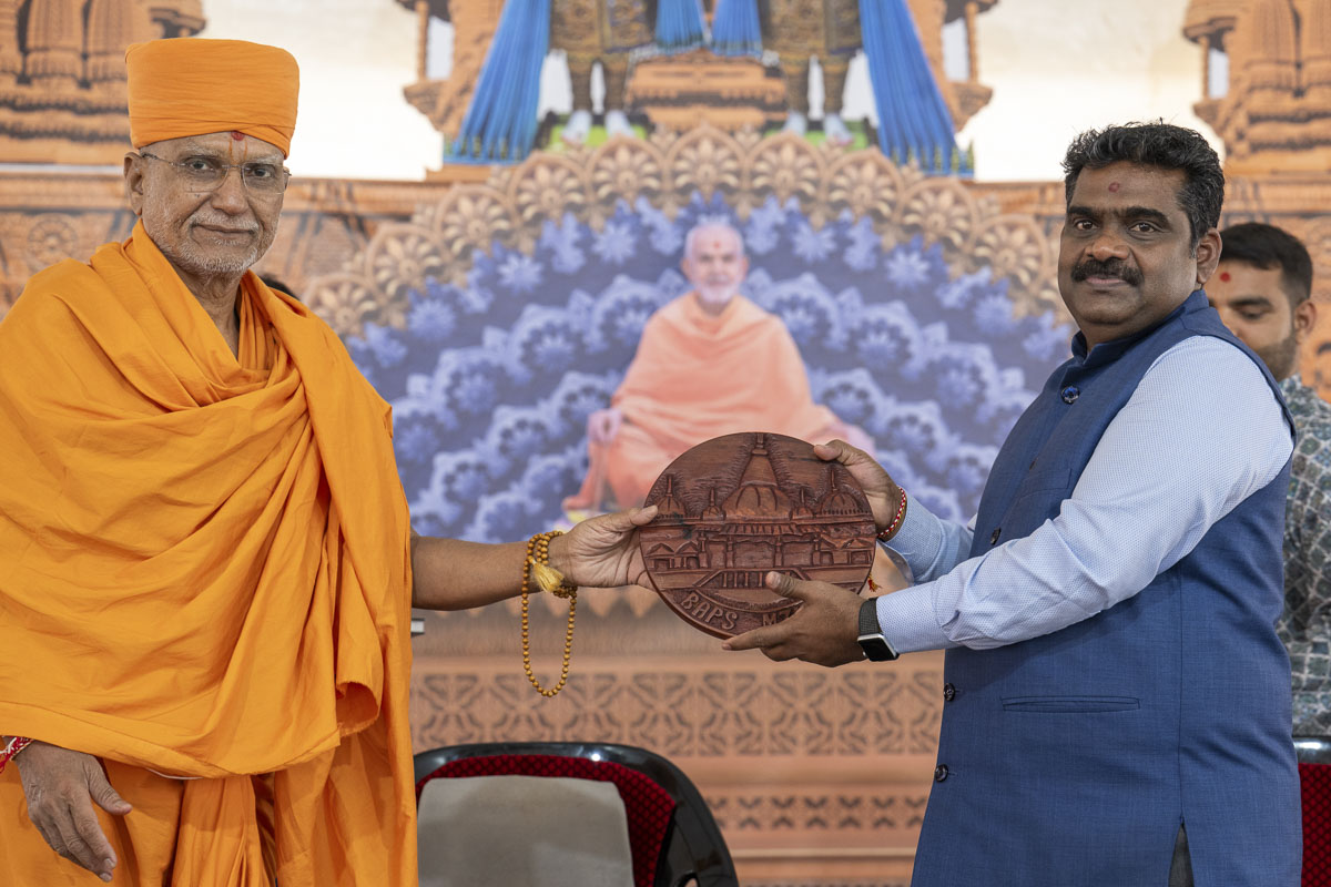 Yagneshwar Swami presents a memento to Mr. S Gopalkrishnan