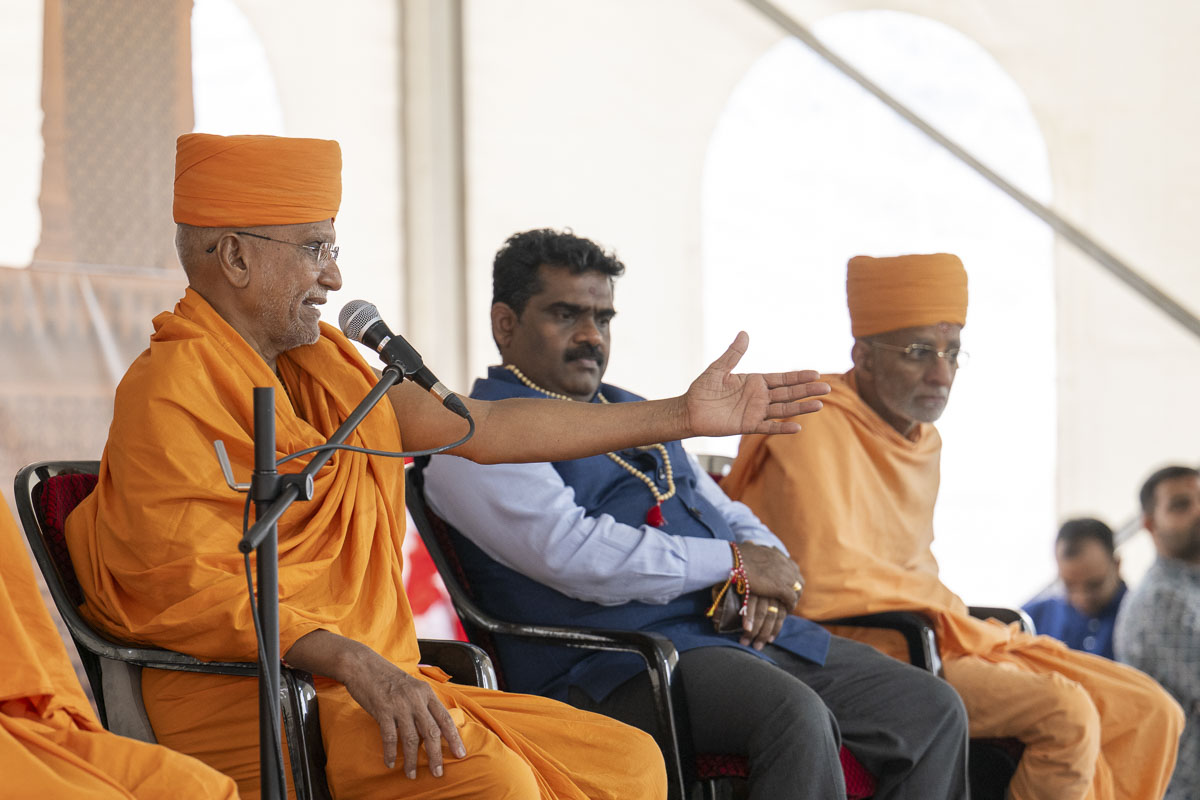 Yagneshwar Swami addresses the assembly