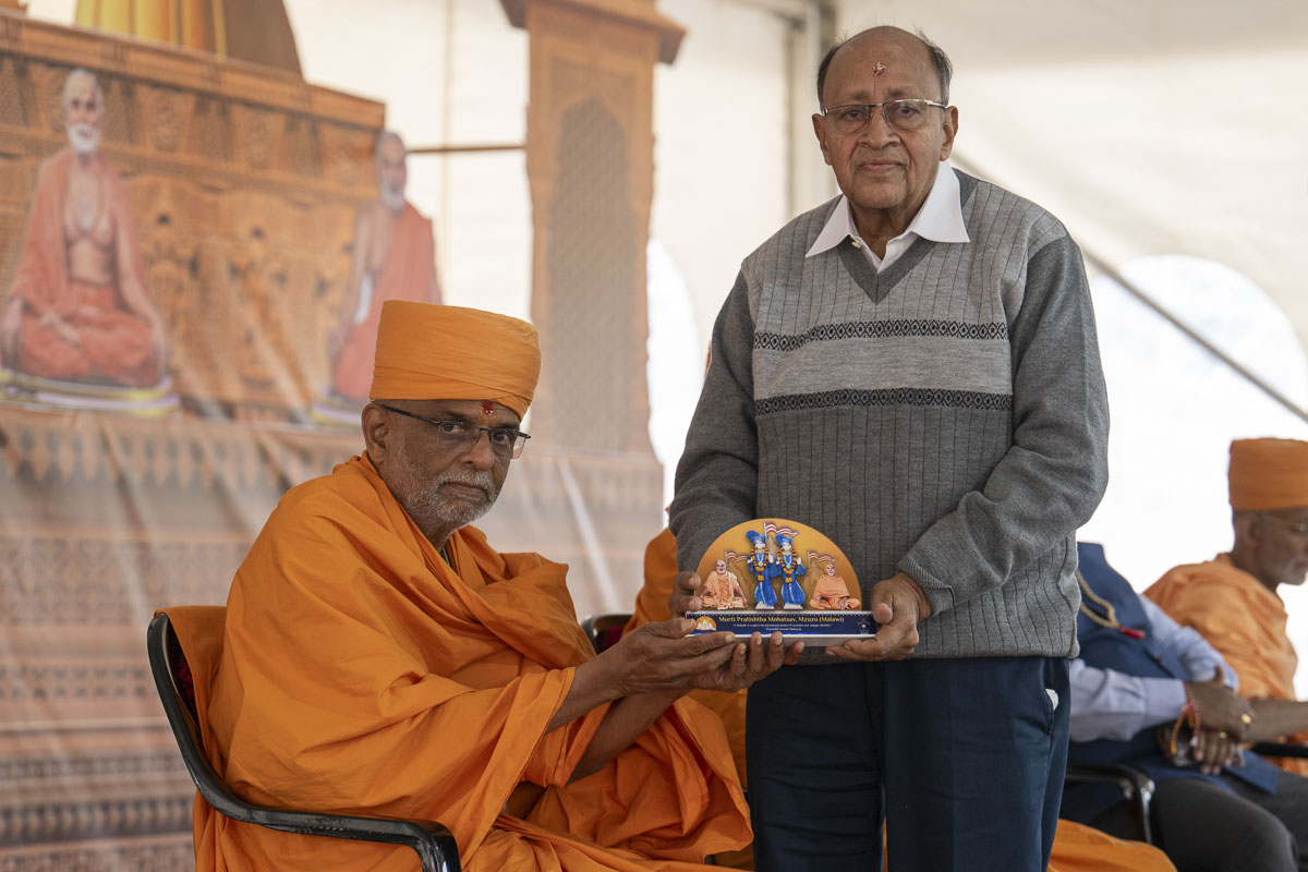 Nikhilesh Swami presents a memento to a devotee