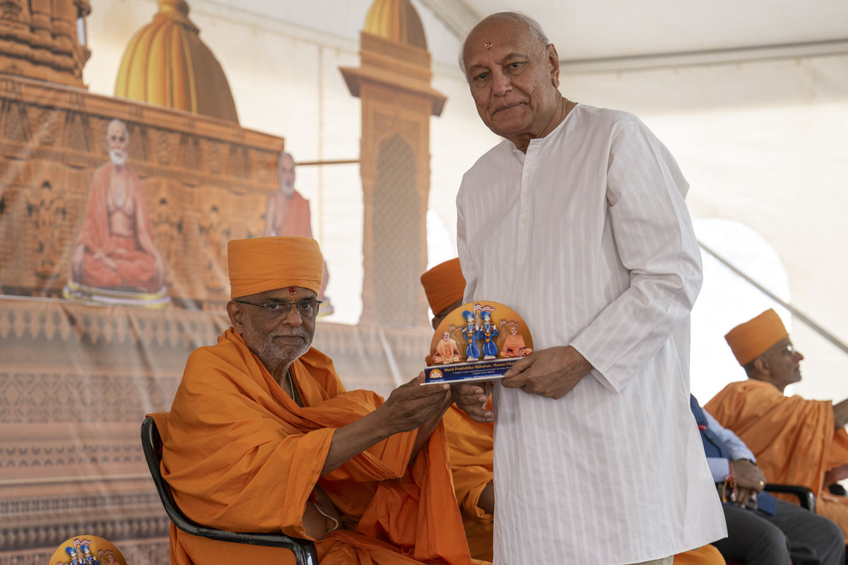 Nikhilesh Swami presents a memento to a devotee