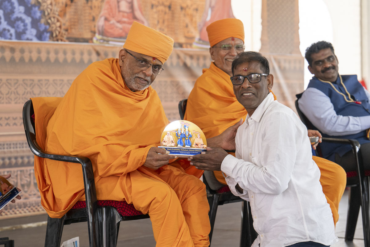 Nikhilesh Swami presents a memento to a devotee