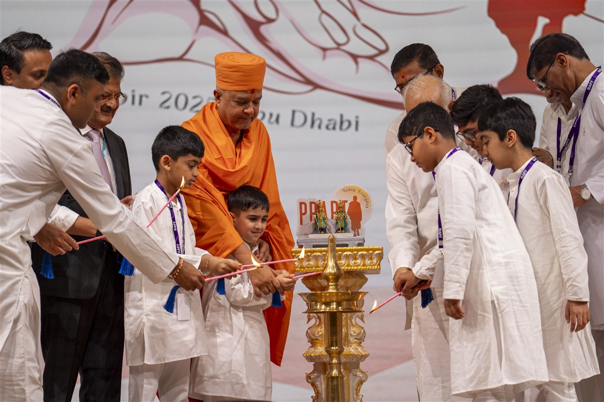 Swami Brahmaviharidas and Shri Ashokbhai Kotecha light the holy lamp to officially inaugurate the Shibir, joined by senior devotees from across the GCC.