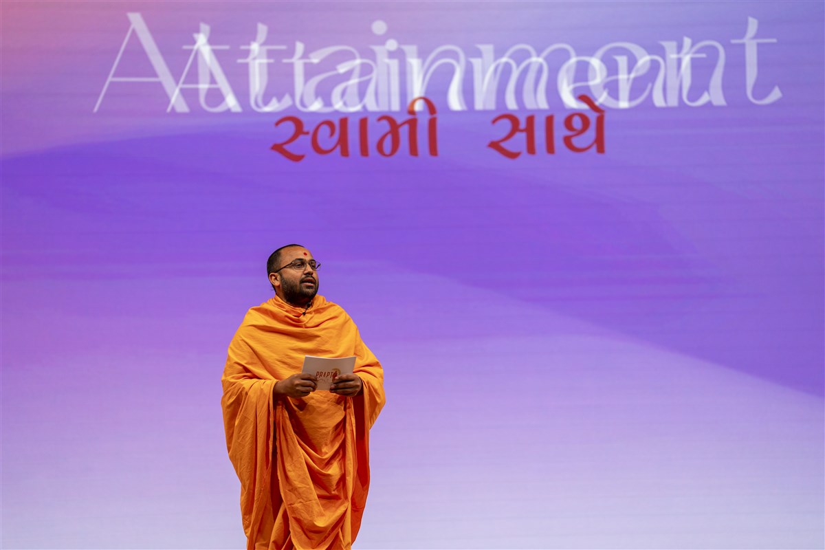 Swami Anantnayandas delivers a discourse on 'Attainment'